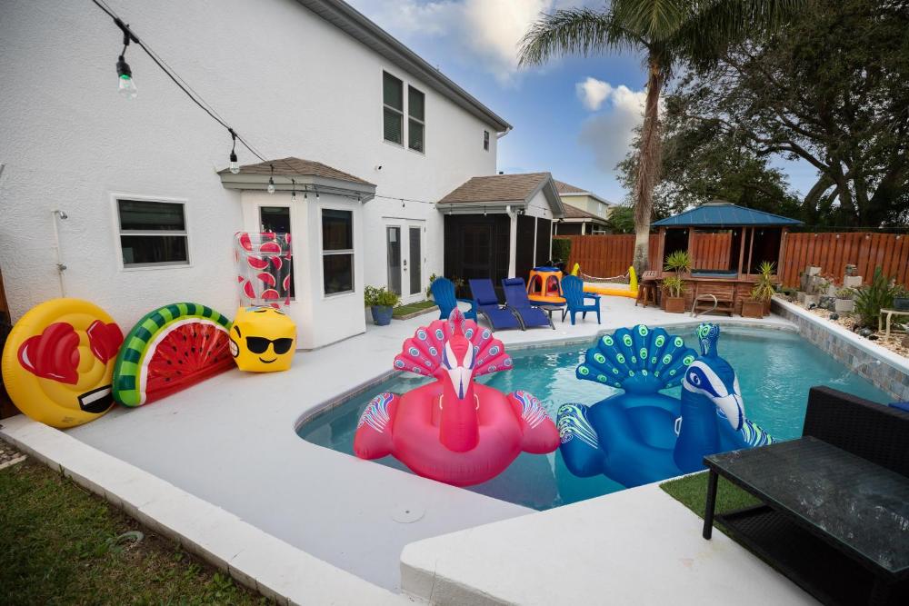 Gorgeous Urban Oasis withHot Tub, HEATED POOL and Private Movie Theater home